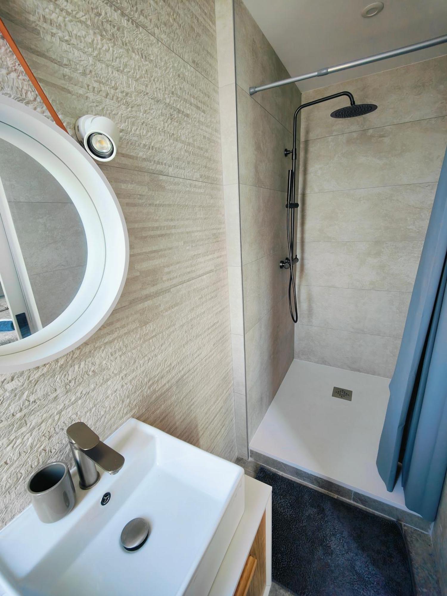 Self-Checkin Town House - Rooms To Rent In A Beautiful Modern Town House - Not A Hotel - Location De Chambres Avec Arrivee En Autonomie - Extra Fee For Sheets And Towels - Private Parking - Check Your Plateform Inbox And Follow Check-In Instructions Saint-Romain-en-Gal ภายนอก รูปภาพ